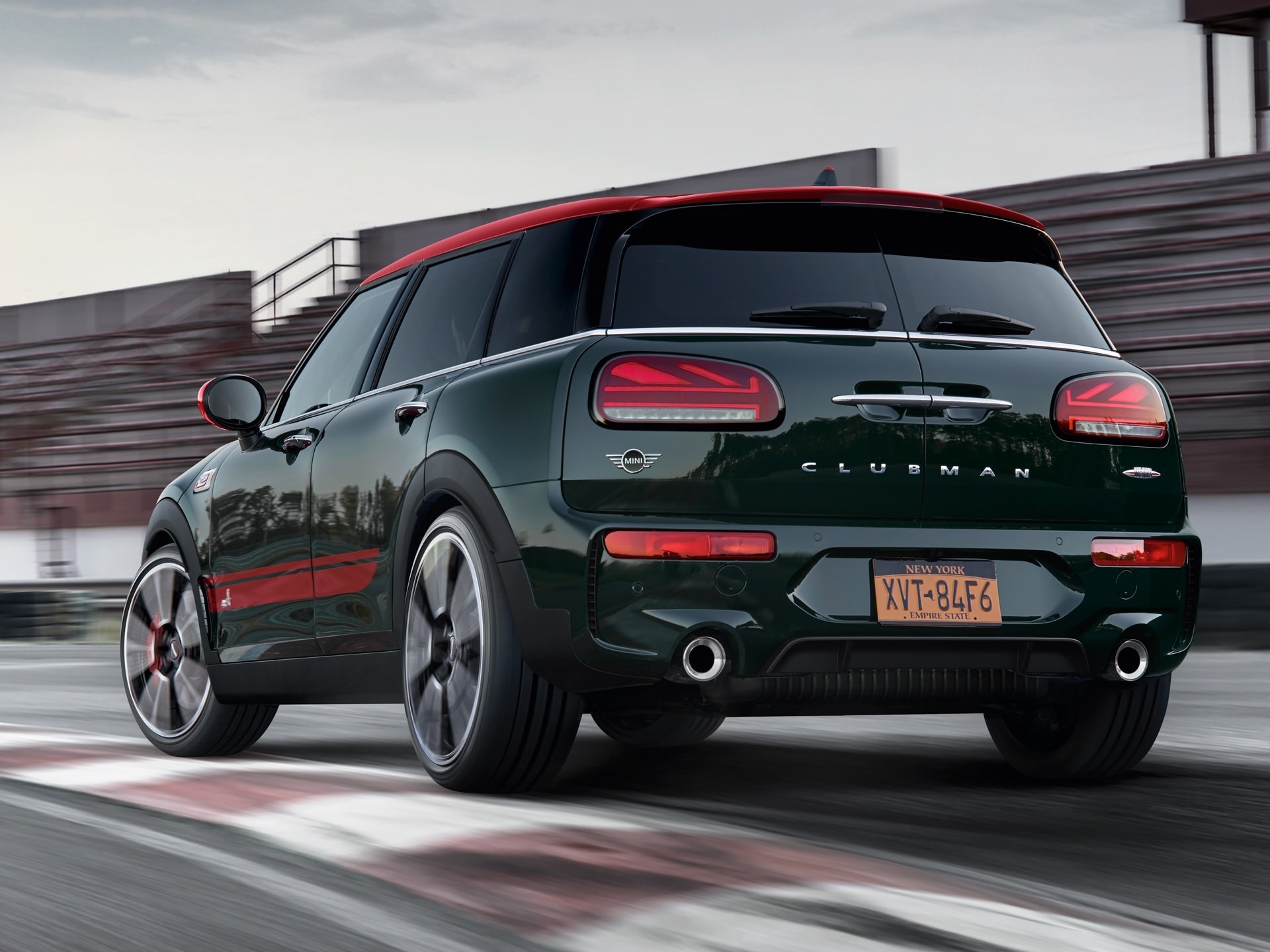 MINI John Cooper Works Clubman – green and red – rear view MINI John Cooper Works Clubman – green and red – rear view